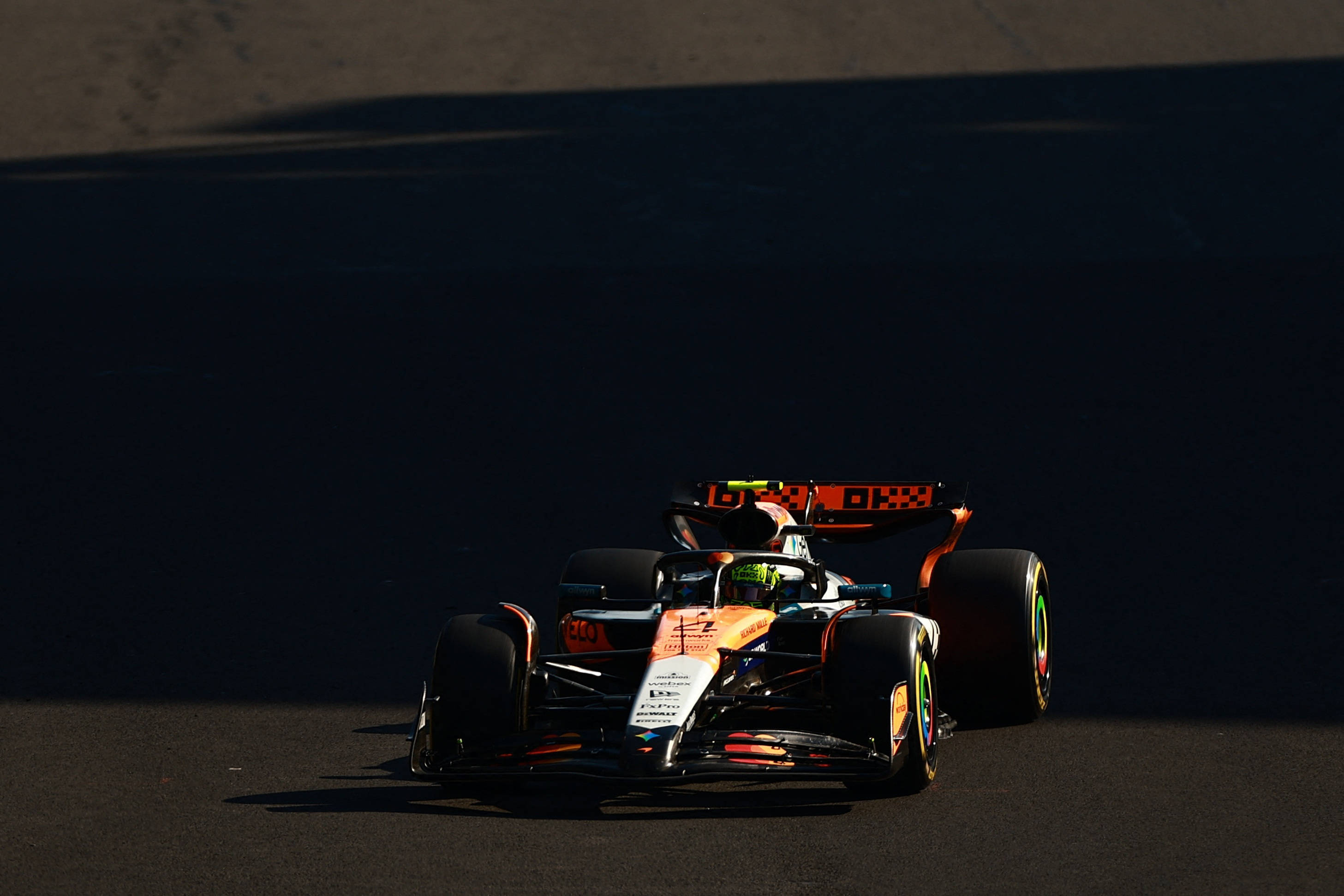 哈斯车队险胜红牛车队，诺里斯刷新纪录