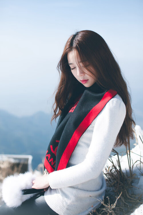 时空交错的绿茵场,当贝林厄姆的红蓝战袍映照永恒一瞬